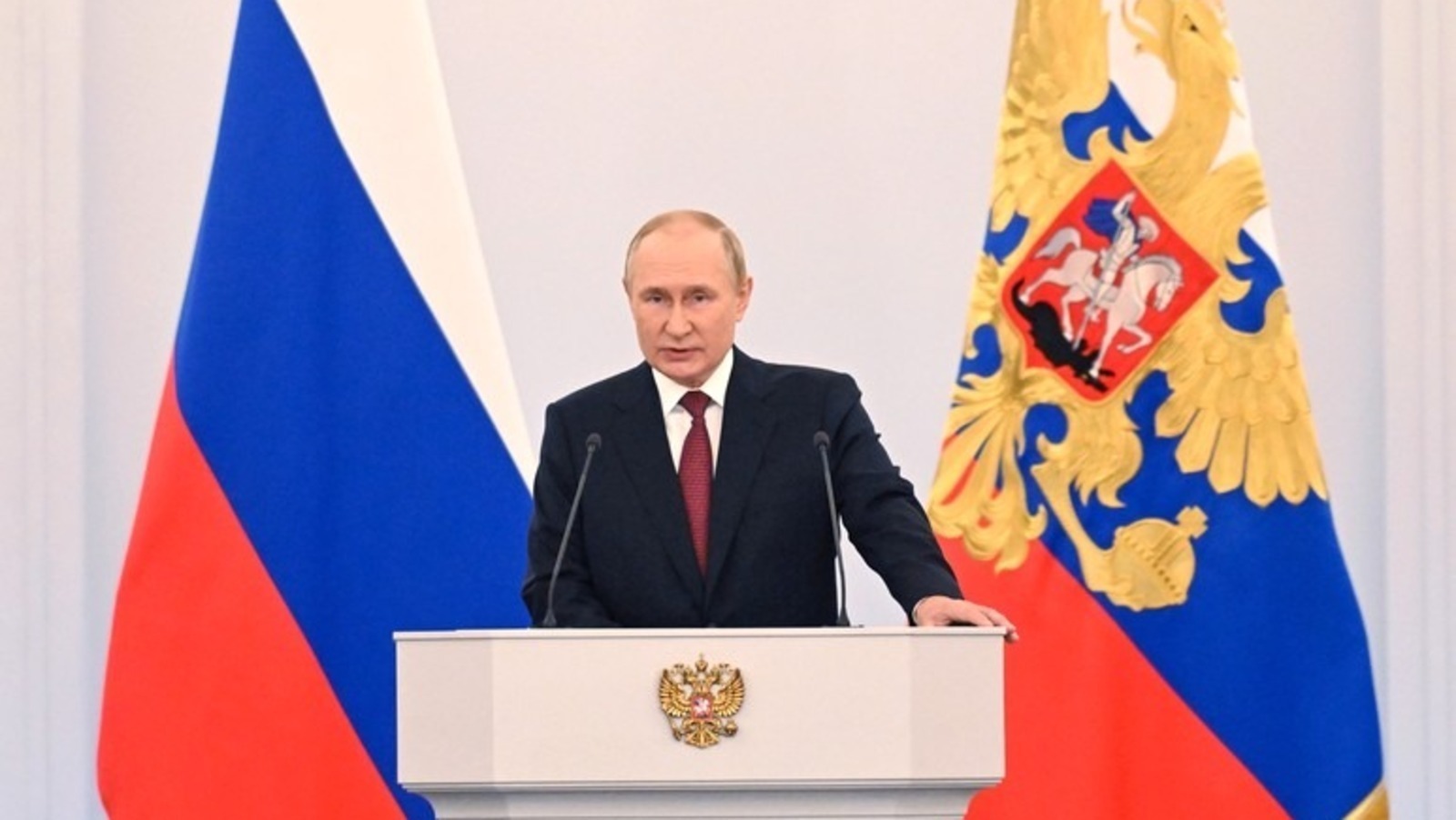 Владимир Путин рәсәйҙәрҙең өс категорияһы өсөн мобилизацияны кисектереү тураһында указға ҡул ҡуйҙы