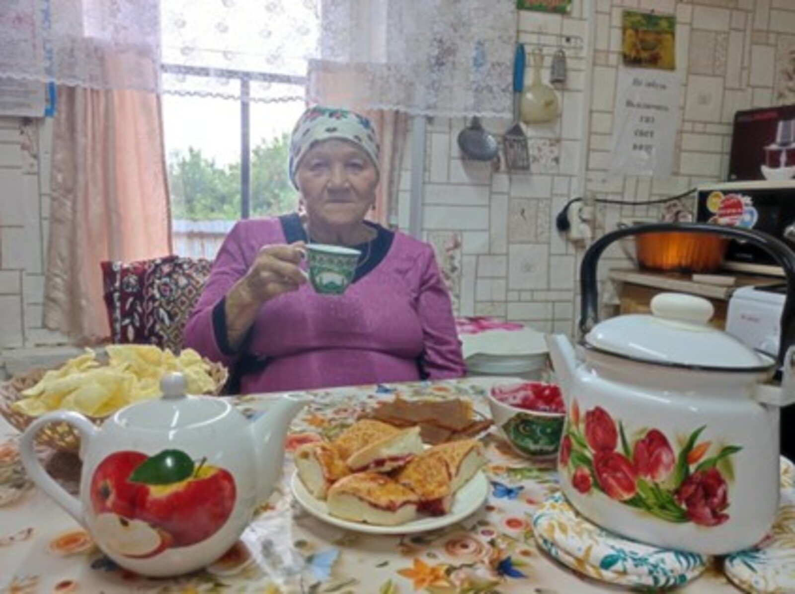 Ил инәһе Әлфиә Уразмәтова Шишмә районында Яңы Ябалаҡлы ауылында йәшәй